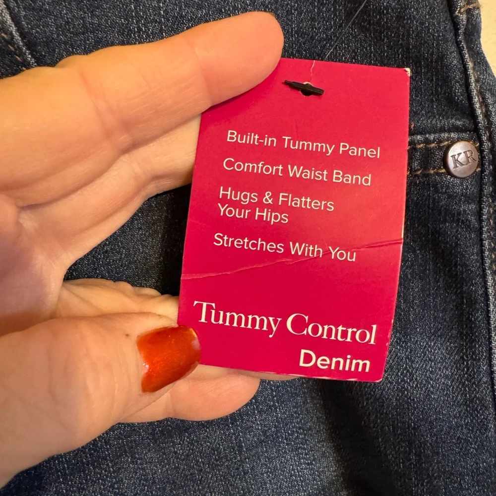 NWT RETAIL: $55 Kim Rogers Straight Leg Tummy Control Jeans 8SHORT #I